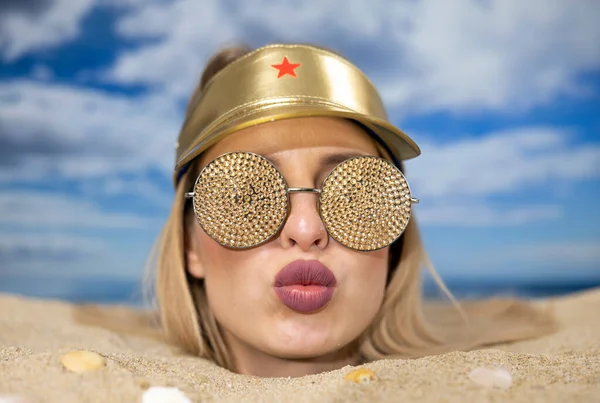 Pretty Woman Buried Her Head Beach Sun Visor Sparkling Sunglasses — Stock Photo, Image