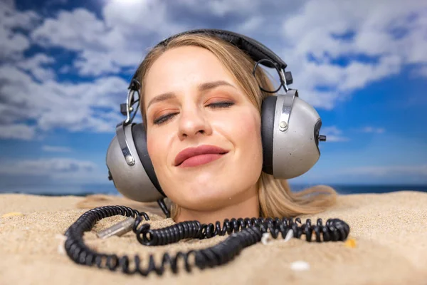 Eine Hübsche Frau Die Bis Zum Kopf Einem Strand Begraben — Stockfoto