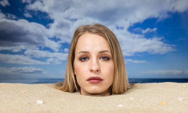 Красивая Женщина Закопанная Самую Голову Пляже Смотрит Камеру — стоковое фото