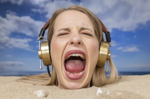 Eine Hübsche Frau Bis Zum Kopf Begraben Schreit Vor Angst — Stockfoto