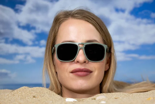 Une Jolie Femme Enterrée Jusqu Tête Portant Des Lunettes Soleil — Photo