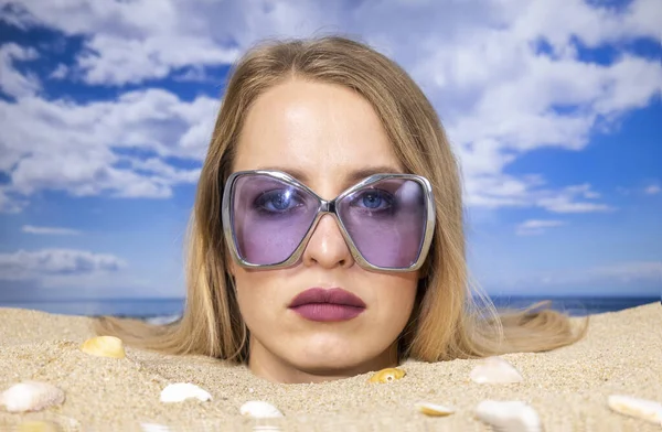 Een Mooie Vrouw Begraven Tot Aan Haar Hoofd Met Een — Stockfoto