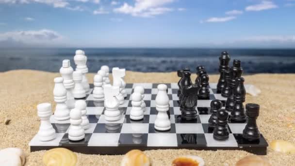 Eine Schachpartie Strand — Stockvideo