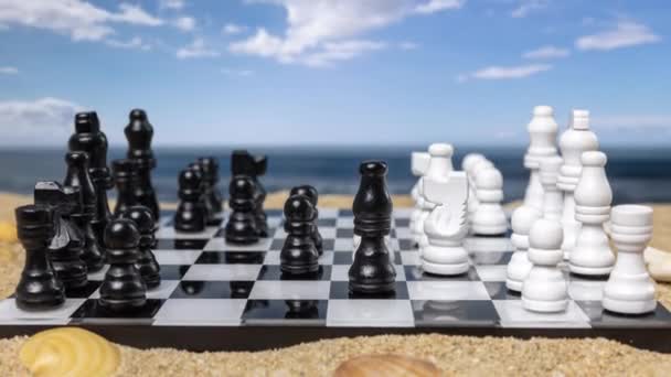 Ett Parti Schack Spelas Strand — Stockvideo