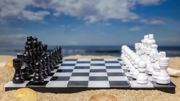 Ένα Παιχνίδι Σκάκι Που Παίζεται Μια Παραλία — Αρχείο Βίντεο