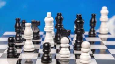 Arkasında bulutlar olan bir satranç oyunu