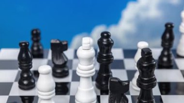 Arkasında bulutlar olan bir satranç oyunu