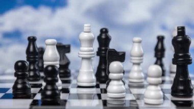 Arkasında bulutlar olan bir satranç oyunu