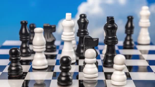 Eine Schachpartie Mit Vorüberziehenden Wolken Hintergrund — Stockvideo