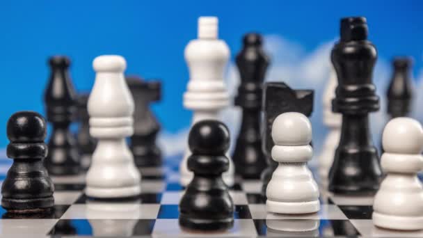 雲の後ろを通過するチェスの試合 — ストック動画