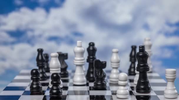 Ένα Παιχνίδι Σκάκι Περαστικά Σύννεφα Από Πίσω — Αρχείο Βίντεο