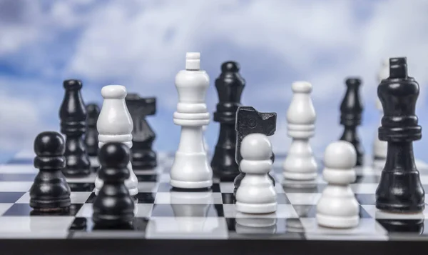 Игра Шахматы Пасмурными Облаками Позади — стоковое фото