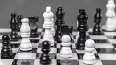 Siyah beyaz bulutların ardında geçen bir satranç oyunu