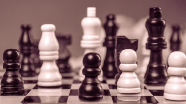 黒と白の雲の後ろを通過チェスのゲーム — ストック動画