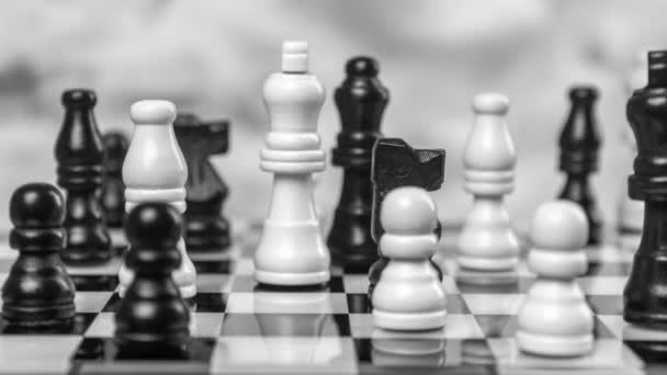 Ένα Παιχνίδι Σκάκι Περαστικά Σύννεφα Πίσω Μαύρο Και Άσπρο — Αρχείο Βίντεο