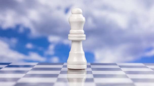 Schachfiguren Einer Reihenfolge Mit Vorbeiziehenden Wolken Dahinter — Stockvideo