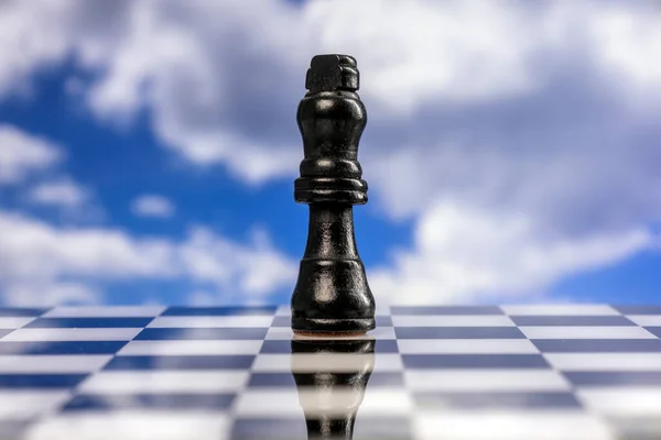 Шахматная Фигура Короля Проходит Сквозь Облака — стоковое фото