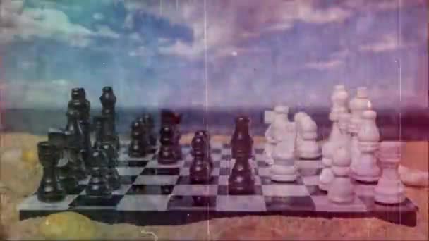 背後に雲を通過し フィルムのグリッチでオーバーレイとストップモーションで再生されているチェスのゲーム — ストック動画