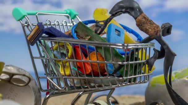 Ein Einkaufswagen Voller Müll Und Müll Einem Schönen Strand — Stockvideo