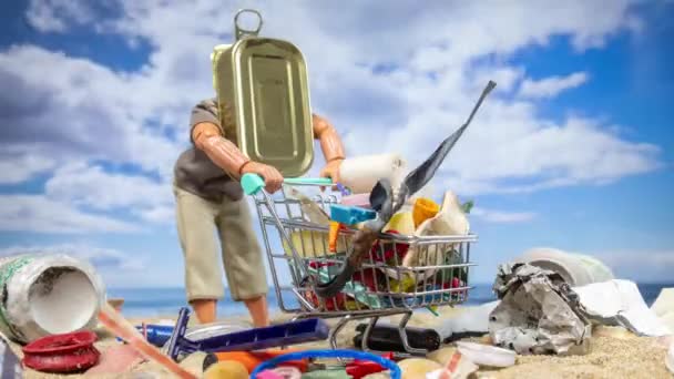 在海滩上推着一辆满载垃圾的购物车的男娃娃 用锡做头 — 图库视频影像