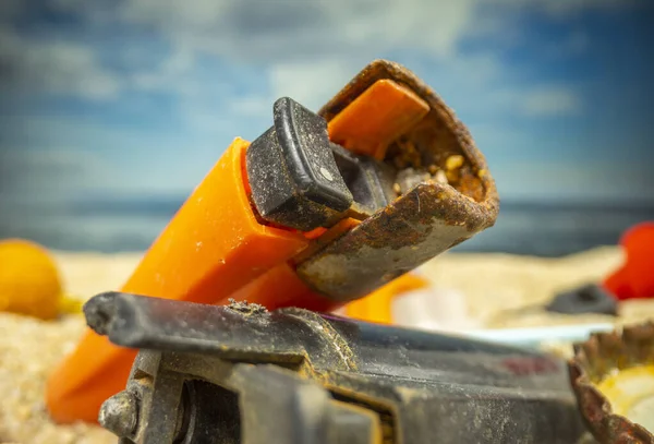 Une Belle Plage Couverte Déchets Déchets Concentrer Sur Les Briquets — Photo