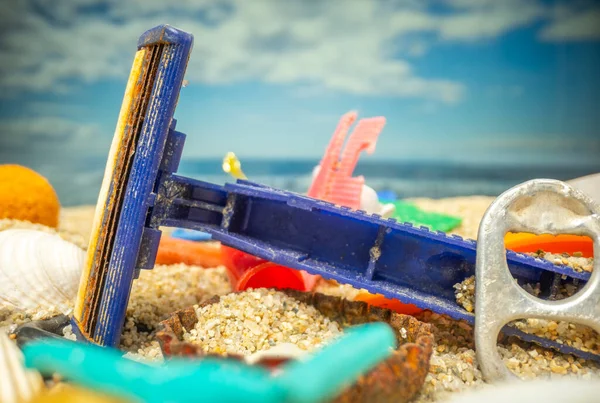 Piękna Plaża Pokryta Śmieciami Śmieciami Skupia Się Starej Brzytwie — Zdjęcie stockowe