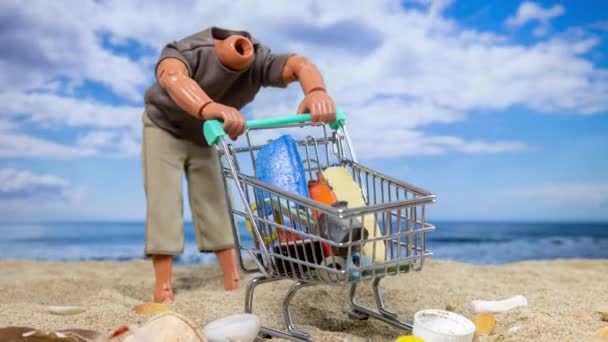 Męska Lalka Głową Pchającą Wózek Sklepowy Pełen Śmieci Plaży — Wideo stockowe
