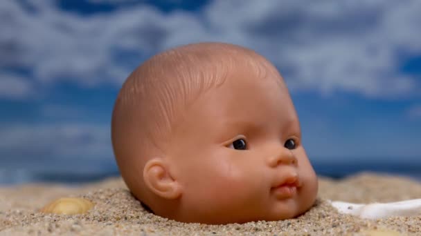 Baby Doll Głowy Plaży Rozglądając Się Dookoła — Wideo stockowe