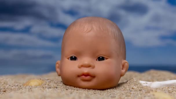 Bir Kumsalda Kafasına Oyuncak Bebek Dolaşır — Stok video