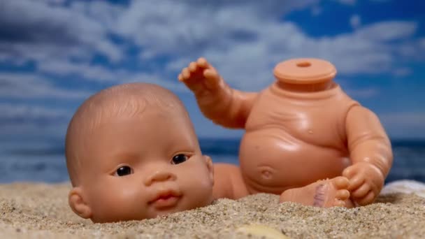 Маленькая Кукла Голове Пляже Оглядывающаяся Своим Телом Рядом — стоковое видео