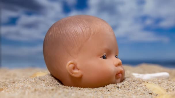 Дитяча Лялька Голови Пляжі Кружляє Навколо — стокове відео