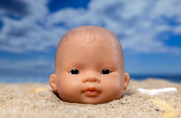 Кукла Голове Пляже Оглядывающаяся Вокруг — стоковое фото