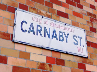 Duvarda Carnaby Caddesi tabelası