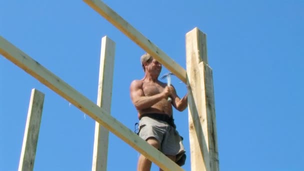 Obrero de la construcción martilleo — Vídeos de Stock