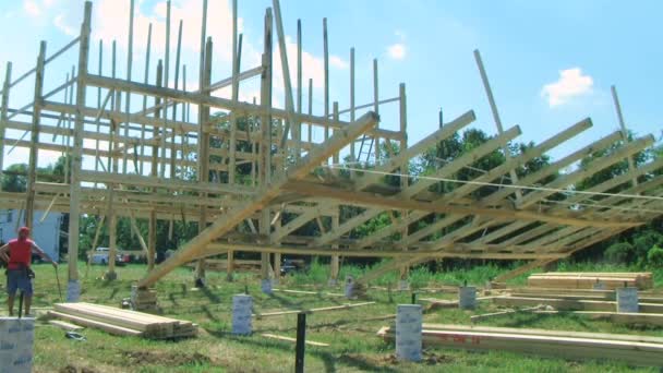 Budování a zvyšování stodola — Stock video
