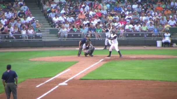 Béisbol en primera base — Vídeo de stock