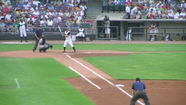 Baseball para fora na primeira base — Vídeo de Stock