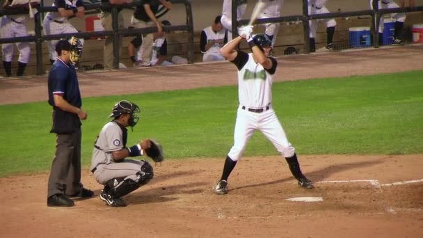 Béisbol en primera base — Vídeo de stock