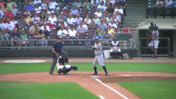 Honkbal uit op het eerste honk — Stockvideo