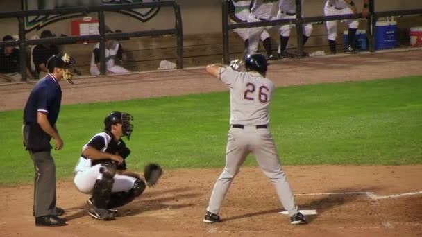 Béisbol en primera base — Vídeo de stock