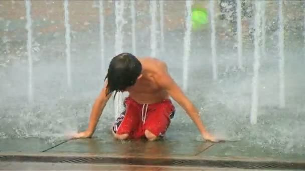 Chłopiec grający w fontannie — Wideo stockowe