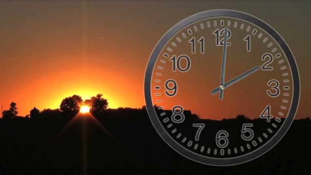 Klok met zonsondergang time-lapse — Stockvideo