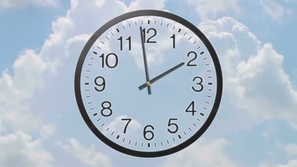 Часы с облачным временем — стоковое видео