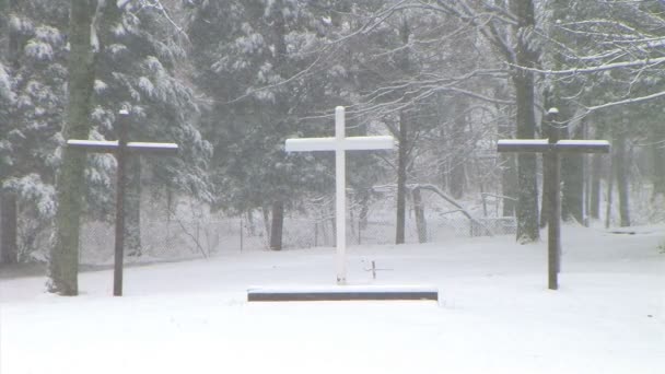 Croix dans la neige Zoom arrière — Video