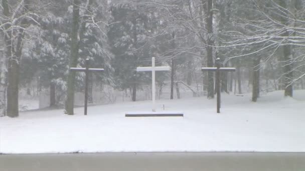 Kors i snö zooma ut — Stockvideo