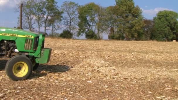 Agricoltore inizio giornata di lavoro — Video Stock