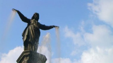 kadın heykeli Çeşmesi