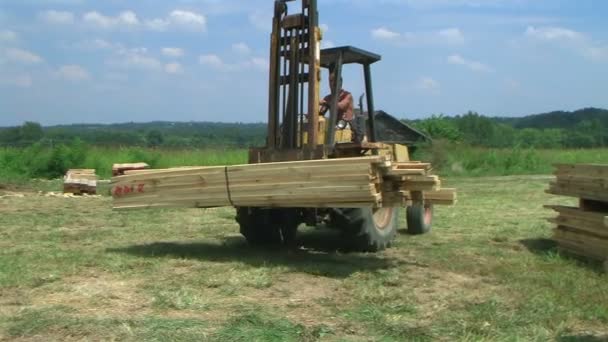 Carretilla elevadora descarga construcción madera — Vídeo de stock