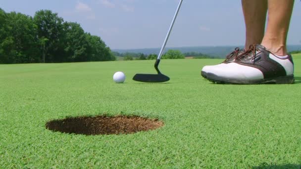 Golfspelare sjunker putt — Stockvideo