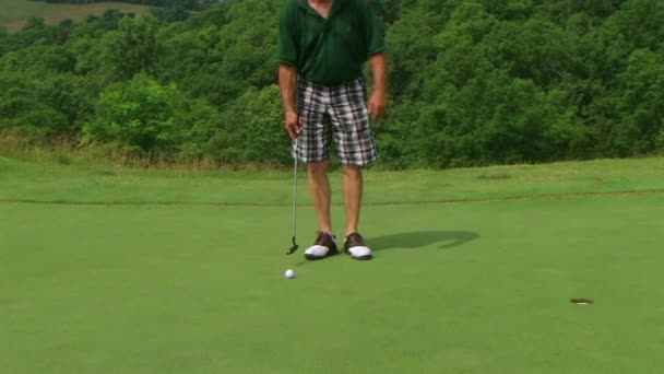 Golfer versenkt Putt — Stockvideo